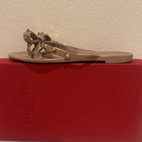 🤎Valentino Garavani Rockstud Jelly Flip Flop in P45 POUDRE Color🤎 - Picture 3 of 4